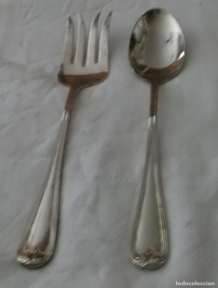 Antig&uuml;edades: cubiertos plateados para servir en la mesa