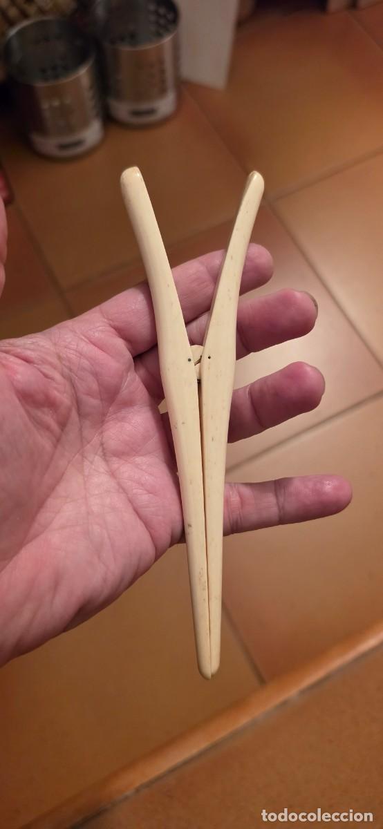 Antig&uuml;edades: Preciosos saca guantes hueso o similar siglo XIX