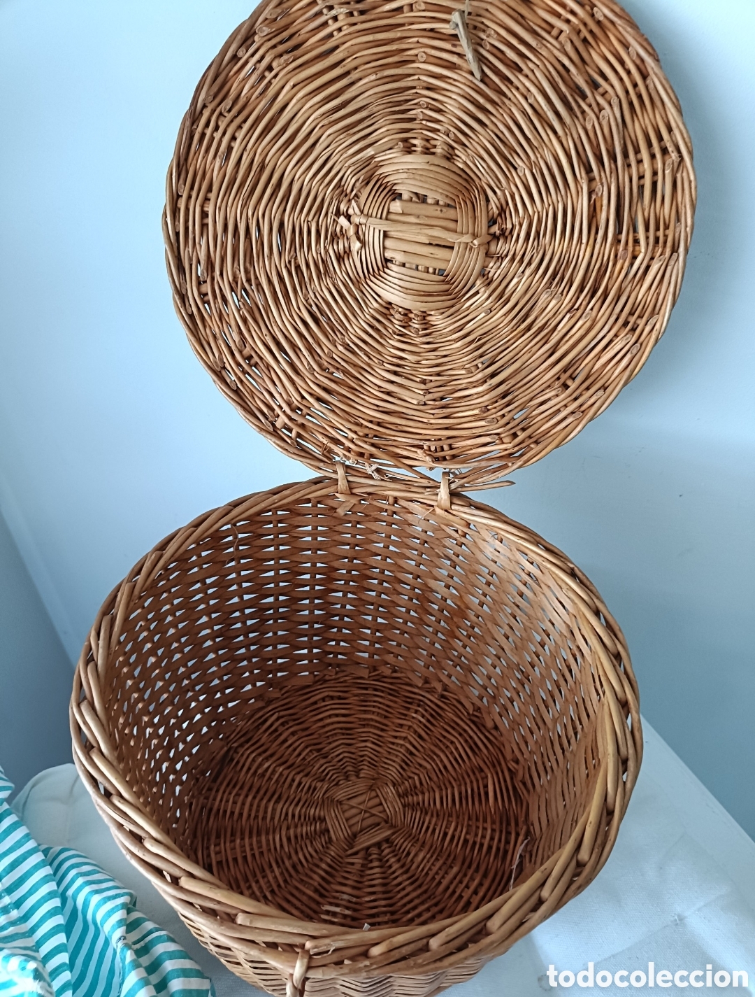 Antig&uuml;edades: CESTA PICNIC VINTAGE MIMBRE - Foto 1