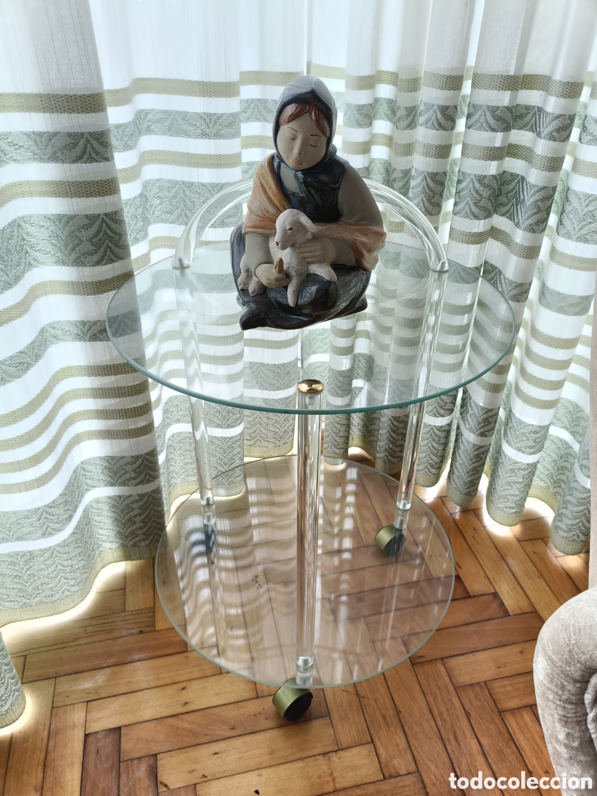 Antig&uuml;edades: MESA AUXILIAR CRISTAL Y METACRILATO CON RUEDAS