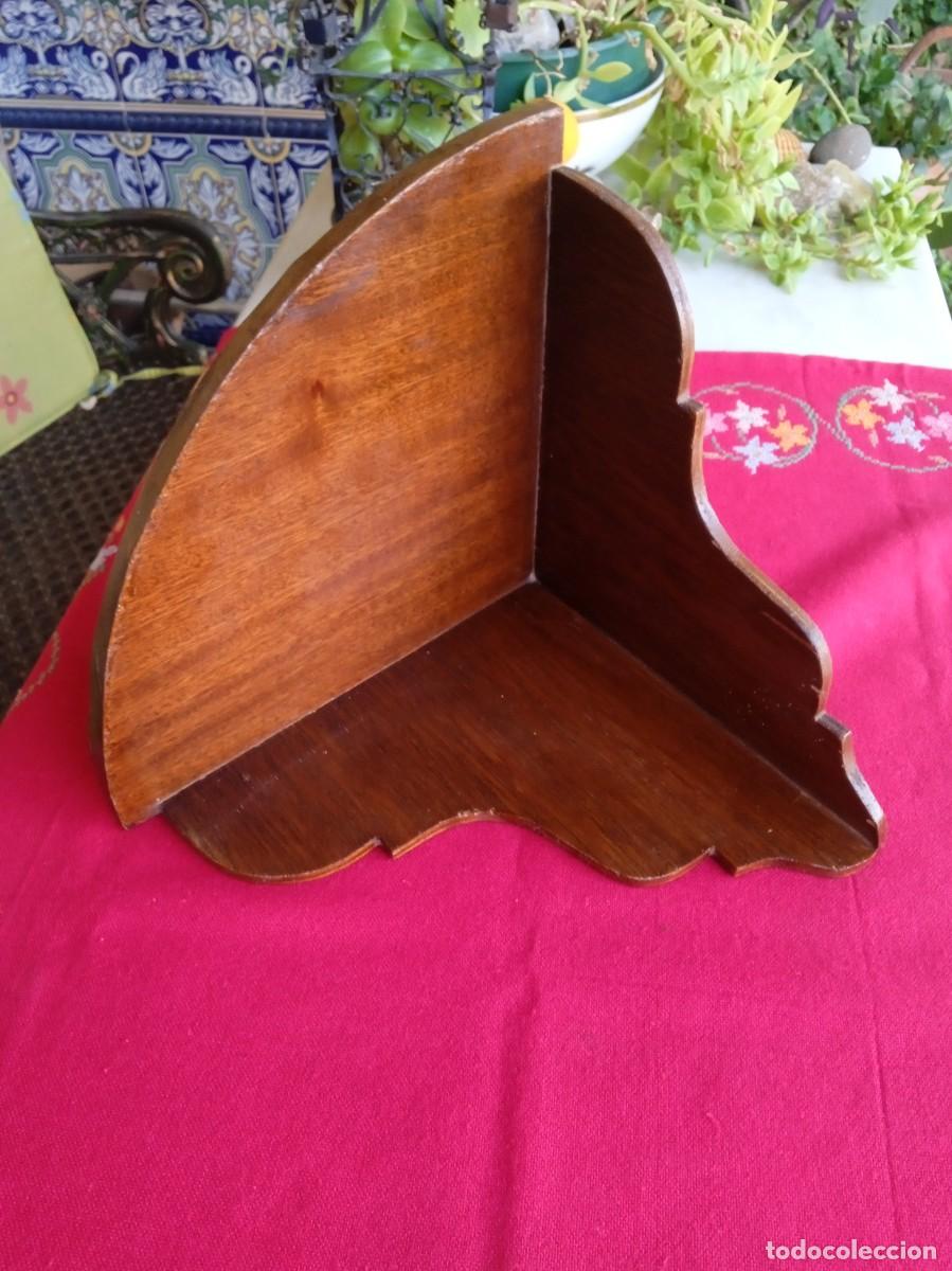 Antig&uuml;edades: M&eacute;nsula repisa esquinera de pared para figura