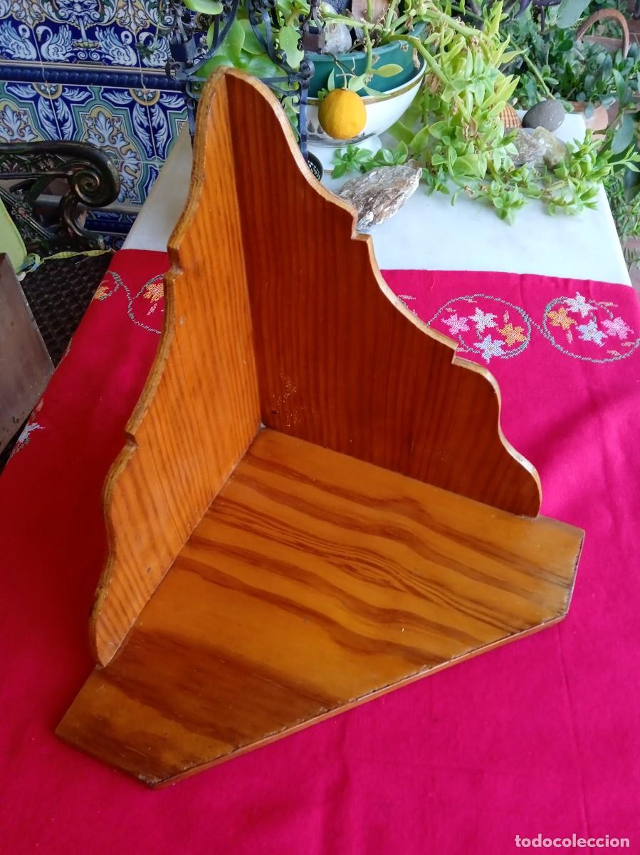 Antig&uuml;edades: M&eacute;nsula repisa esquinera de pared para figura