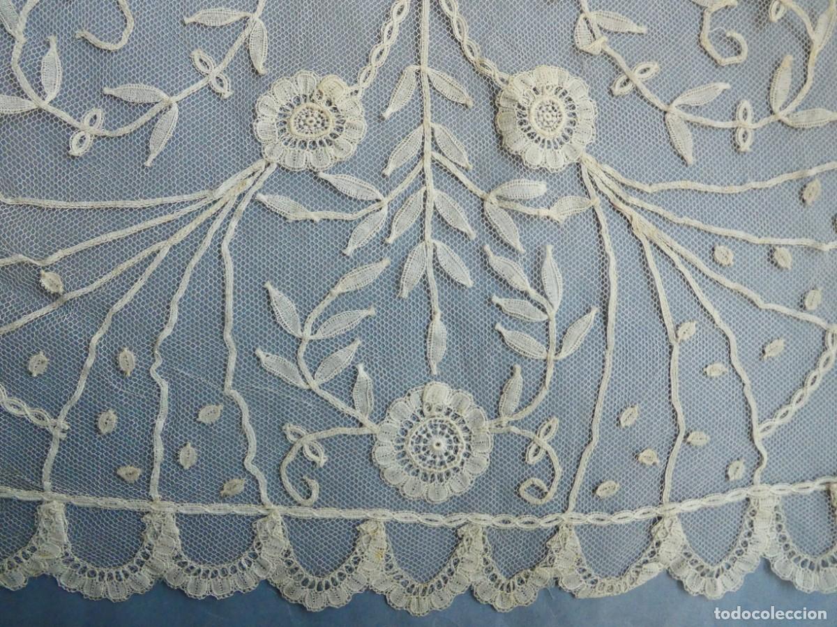 Antig&uuml;edades: ANTIGUA MANTILLA DE ENCAJE DE BRUSELAS S.XIX