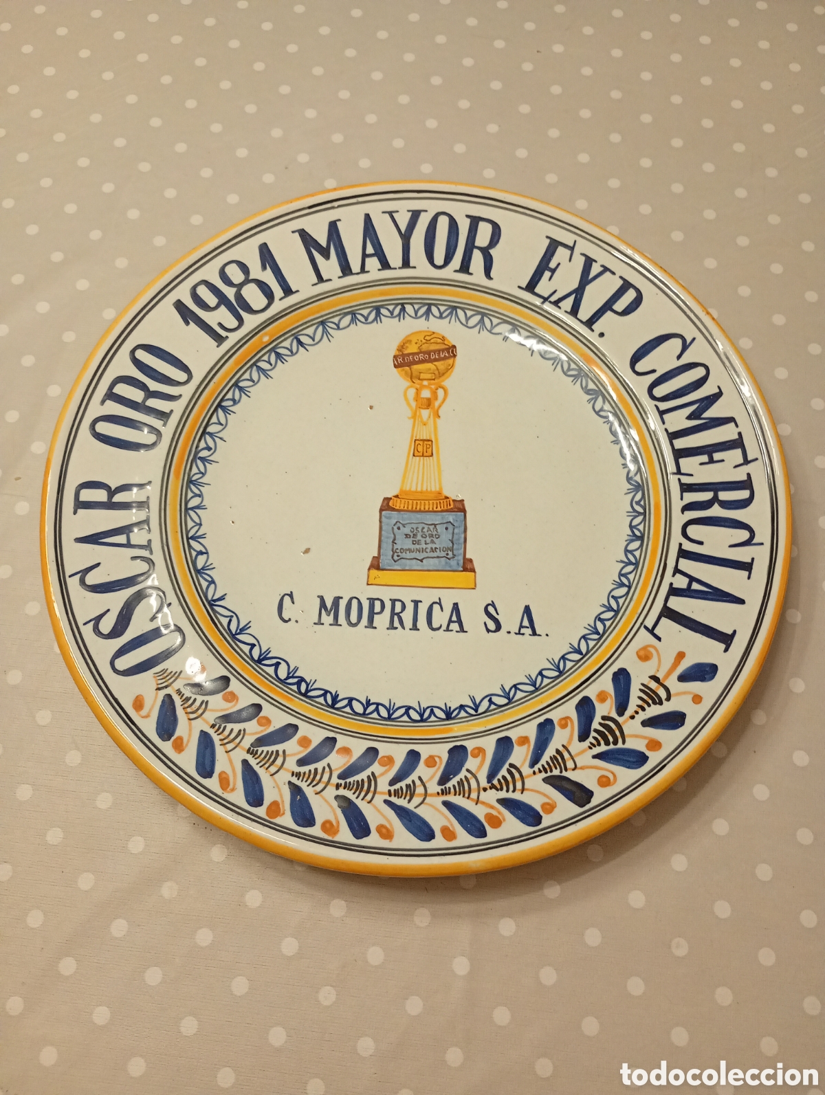 Antig&uuml;edades: Plato cer&aacute;mica Talavera (TC), Toledo. Oscar oro 1981 Mayor Exp. Comercial. C. Moprica SA.
