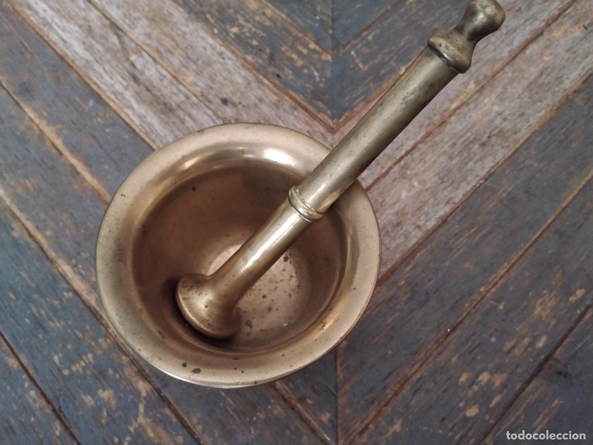 Antig&uuml;edades: ANTIGUO MORTERO DE LAT&Oacute;N MACIZO CON MANO ORIGINAL 854 G 10 CM