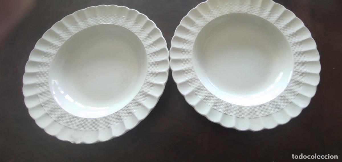 Antig&uuml;edades: PAREJA DE PLATOS HONDOS LOZA SPODE ENGLAND CHELSEA WICKER DESIGN C. 1880 - 22 CM