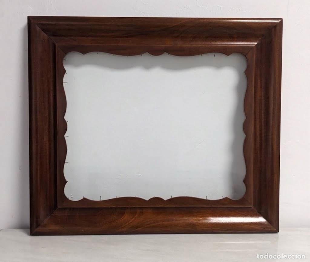 Antig&uuml;edades: 035. Gran Marco Antiguo en Chapa de Caoba Flameada y Ventana Lobulada 75 &times; 65,5 cm
