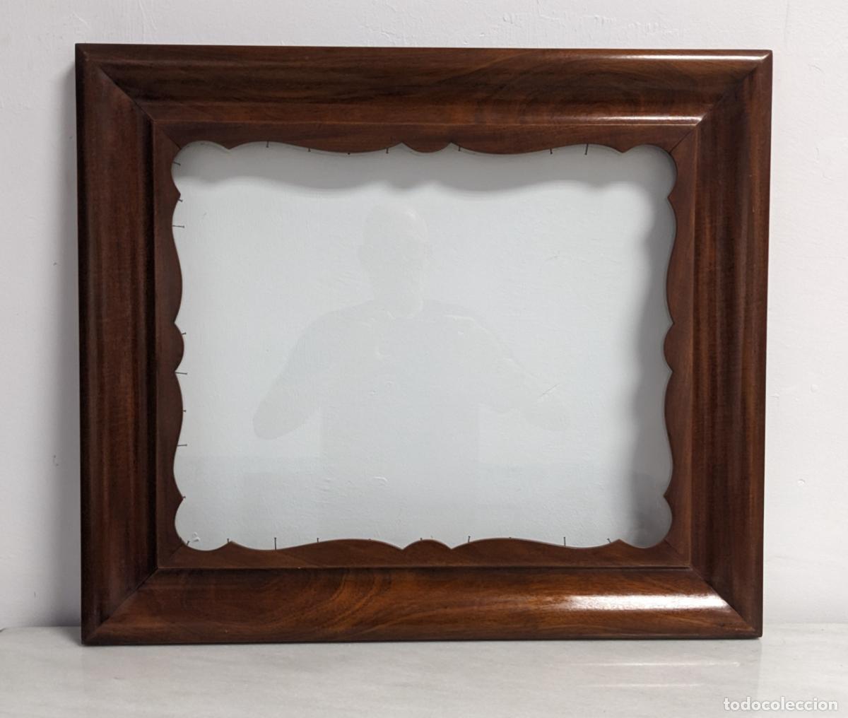 Antig&uuml;edades: 035. Gran Marco Antiguo en Chapa de Caoba Flameada y Ventana Lobulada 75 &times; 65,5 cm