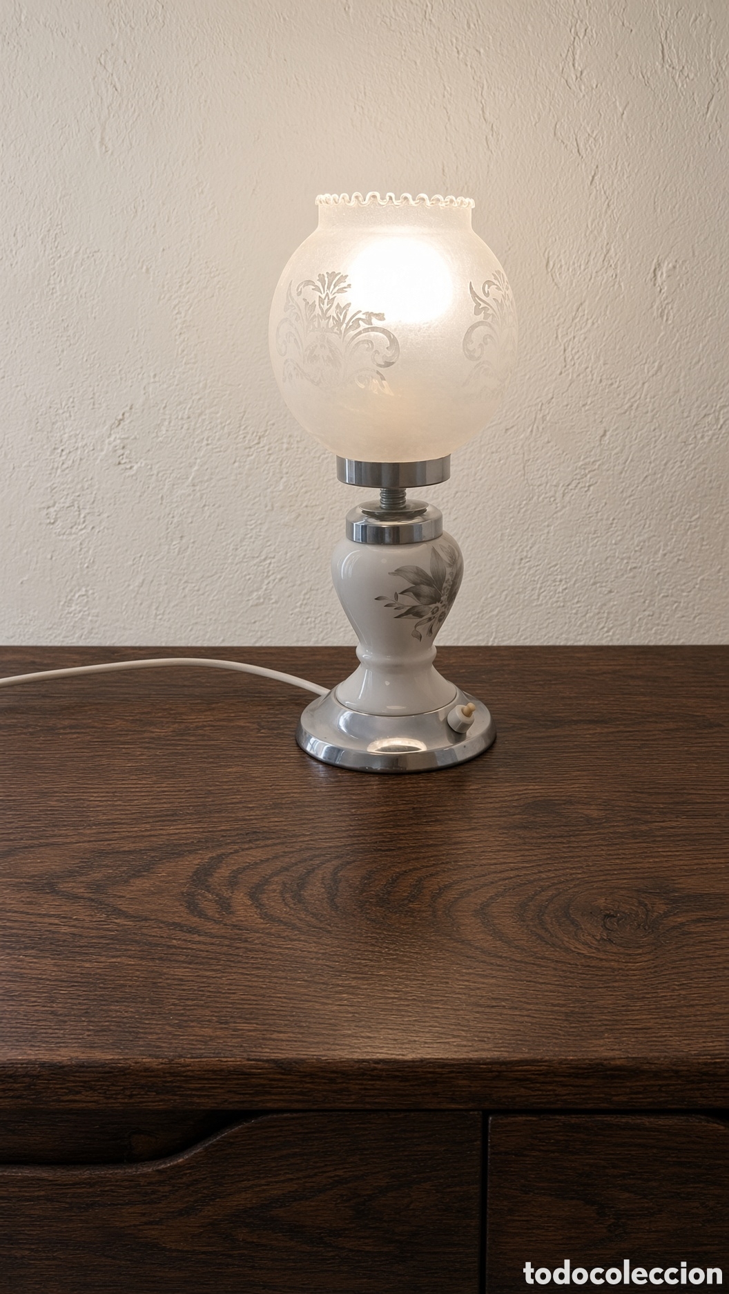 Antig&uuml;edades: Elegante l&aacute;mpara de mesa antigua con un dise&ntilde;o cl&aacute;sico. - Pantalla de cristal esmerilado con motivos