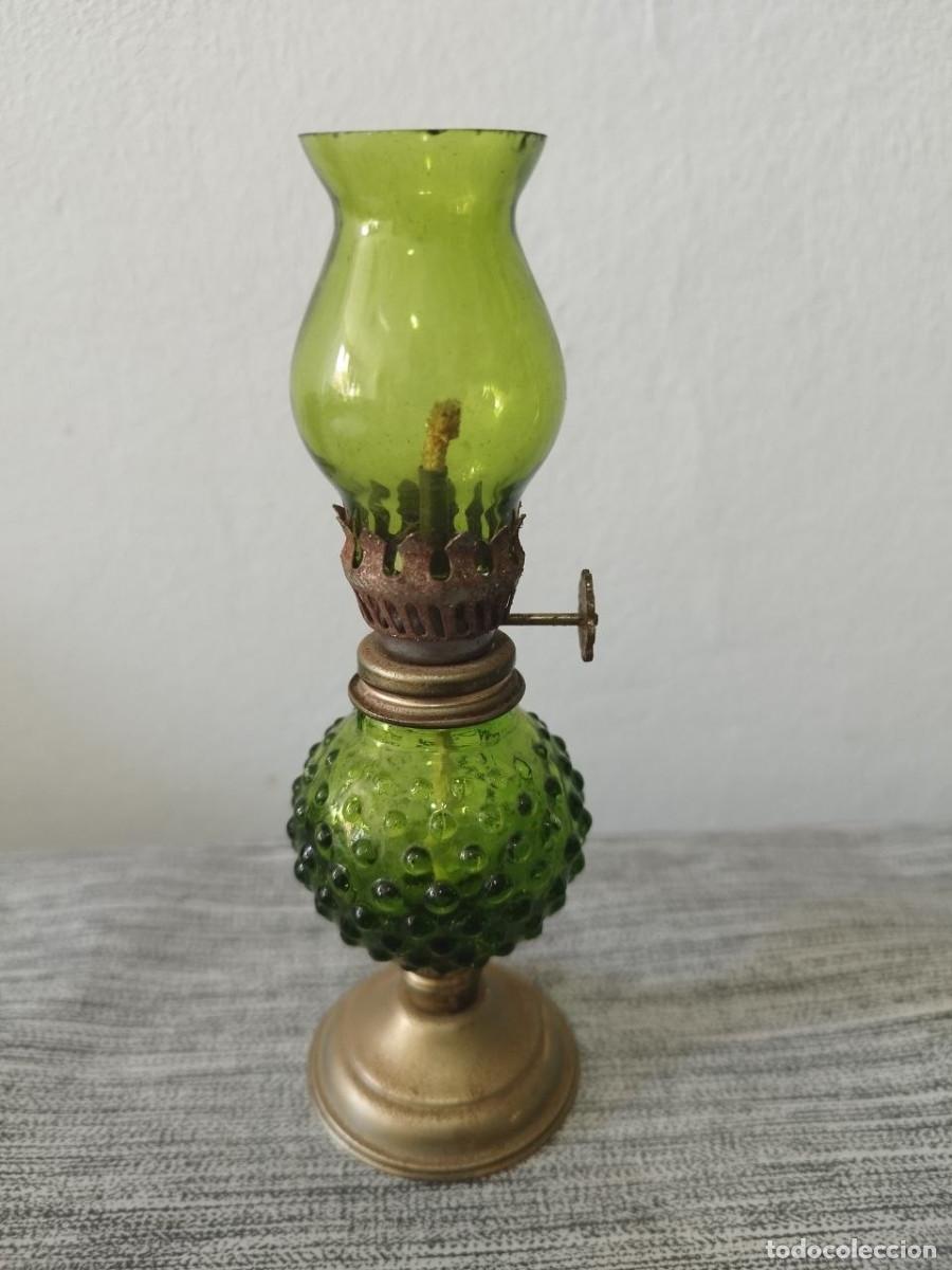 Antig&uuml;edades: Quinqu&eacute; miniatura vintage de cristal verde y metal &ndash; 14 cm