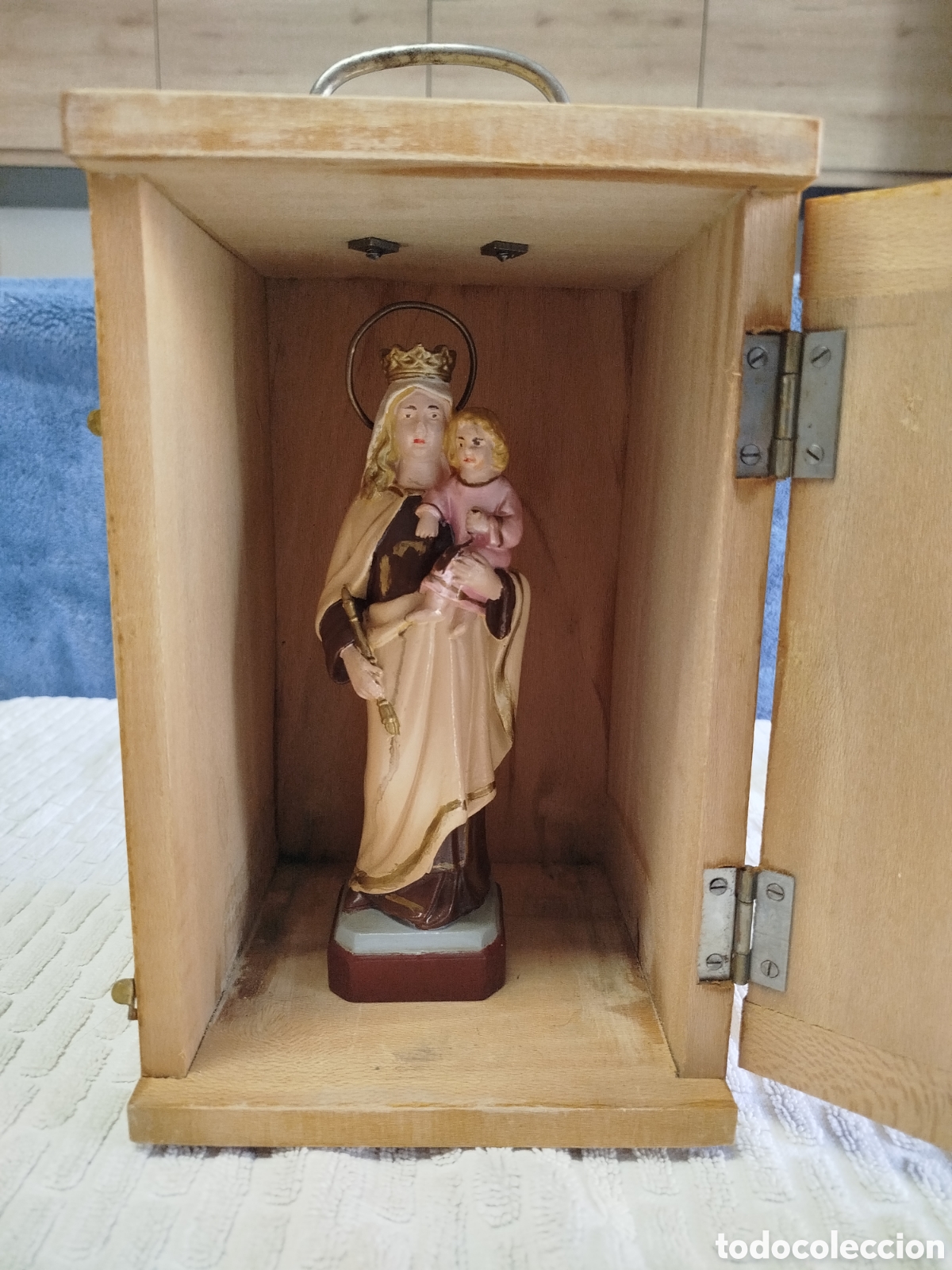 Antig&uuml;edades: Hornacina de madera con figura antigua Virgen del Carmen, de Olot.