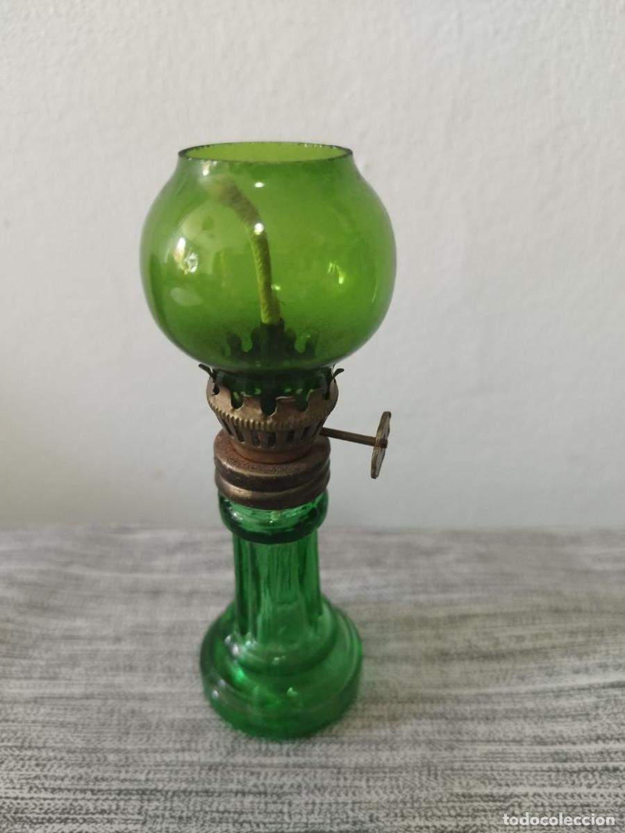 Antig&uuml;edades: Quinqu&eacute; miniatura vintage de cristal verde con base de columna &ndash; 12 cm