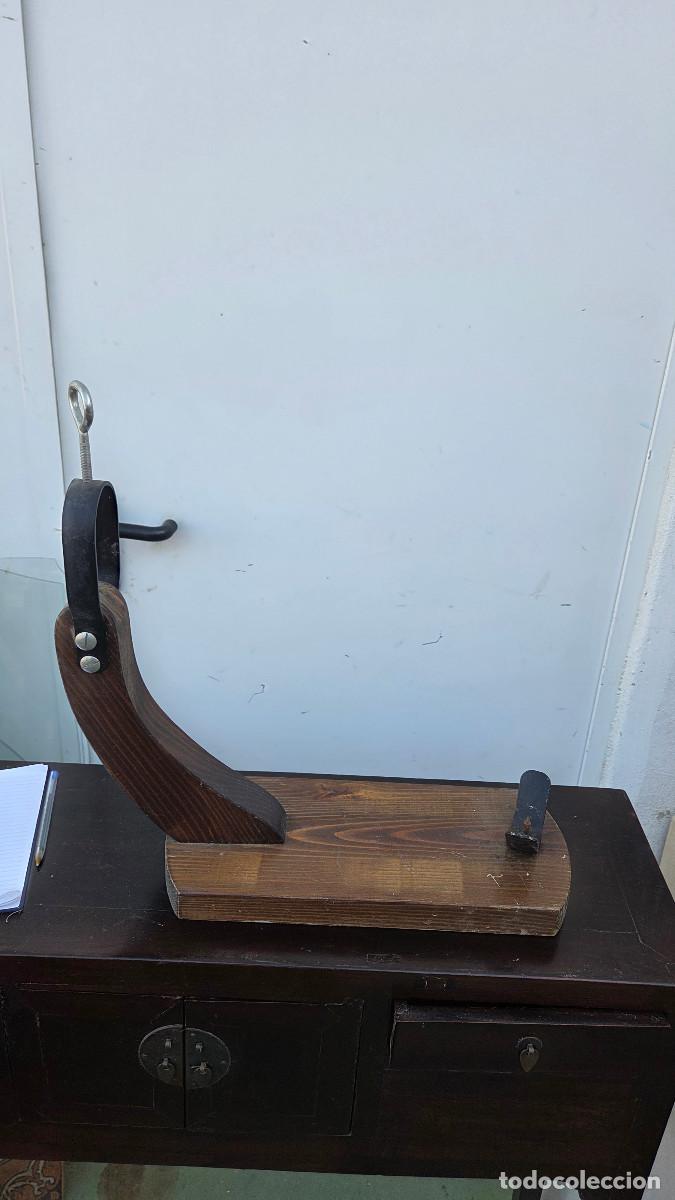 Antig&uuml;edades: jamonero de madera profecional
