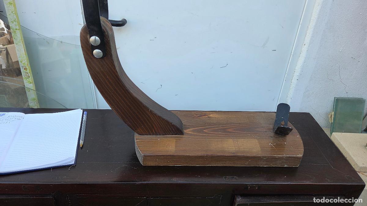 Antig&uuml;edades: jamonero de madera profecional - Foto 2