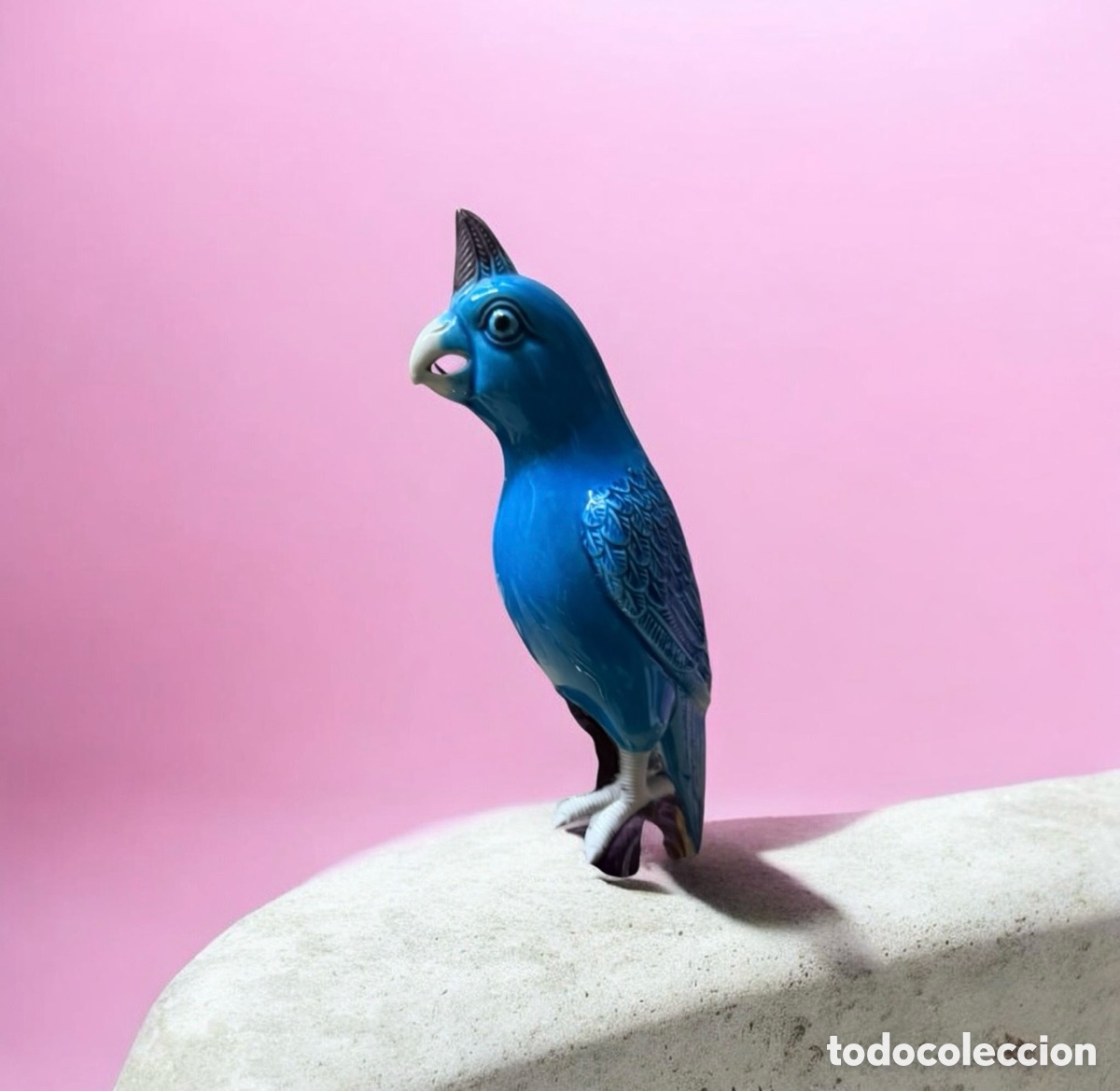 Antig&uuml;edades: Escultura &ldquo;Loro&rdquo; en porcelana esmaltada, s. XX &ndash; China