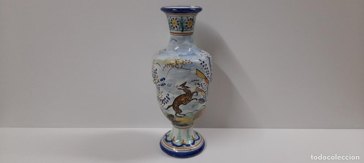 Antig&uuml;edades: PRECIOSO Y ANTIGUO JARRON / FLORERO . REALIZADO EN CERAMICA DE TALAVERA . MEDIDA DE ALTO 24,5 CM