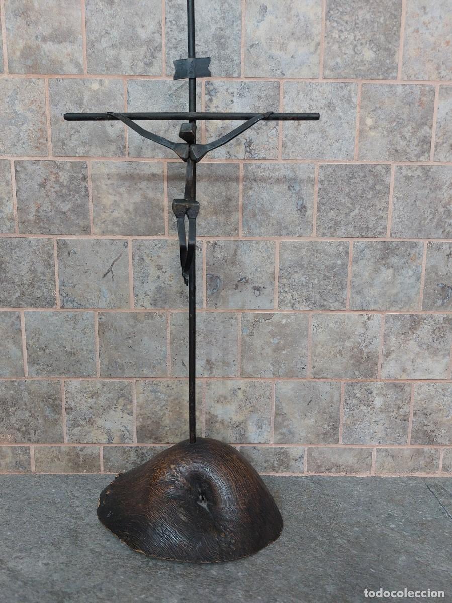 Antig&uuml;edades: Crucifijo de mesa artesanal en hierro forjado y base de madera r&uacute;stica - Escultura religiosa &uacute;nica