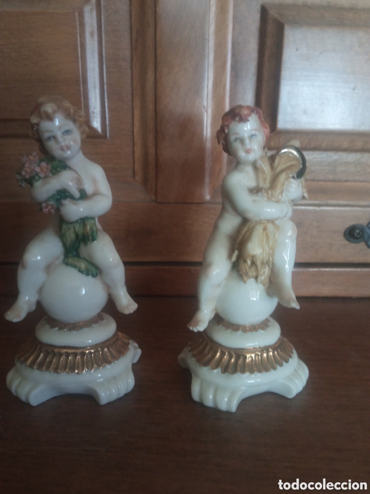 Antig&uuml;edades: Dos antiguas figuras de porcelana de Capodimonte en miniatura de 11cm de altura