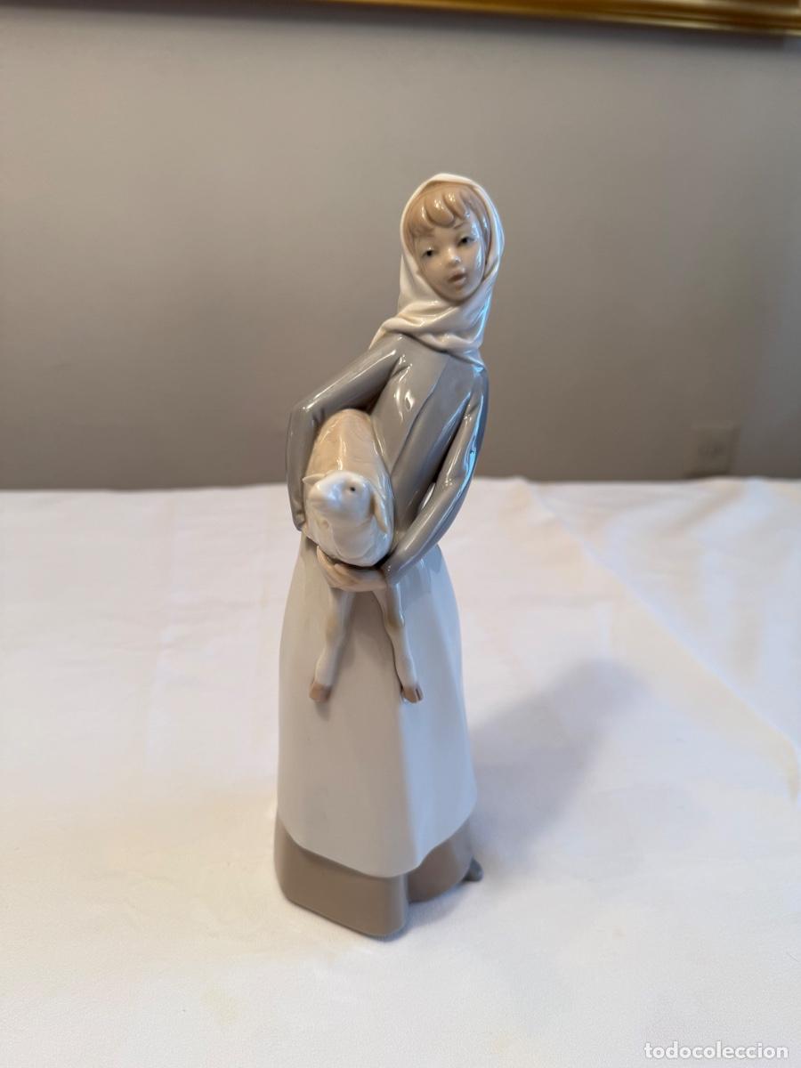 Antig&uuml;edades: Figura de porcelana Lladr&oacute; - Muchacha con cordero (N.&ordm; 1017) - Sello azul (A&ntilde;os 70)