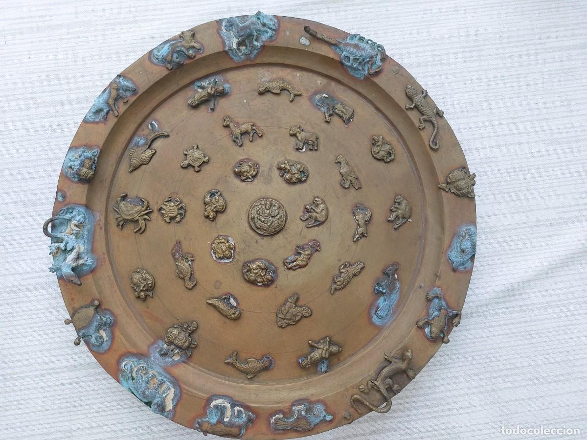 Antig&uuml;edades: Plato decorativo de lat&oacute;n con relieves de animales y signos del zodiaco oriental /esot&eacute;rico MANDALA