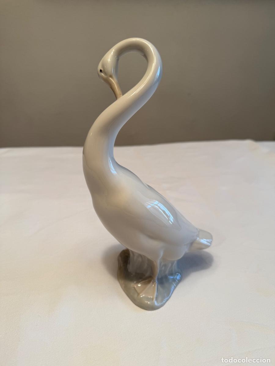 Antig&uuml;edades: Figura de porcelana NAO (Grupo Lladr&oacute;) - Cisne con cuello curvado - Marcas incisas