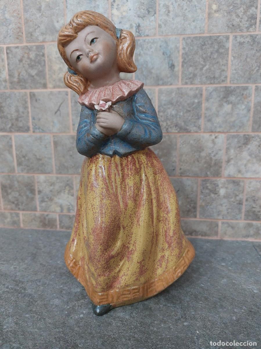 Antig&uuml;edades: Figura de porcelana vintage - Ni&ntilde;a con flor - Arm&aacute;n Segorbe