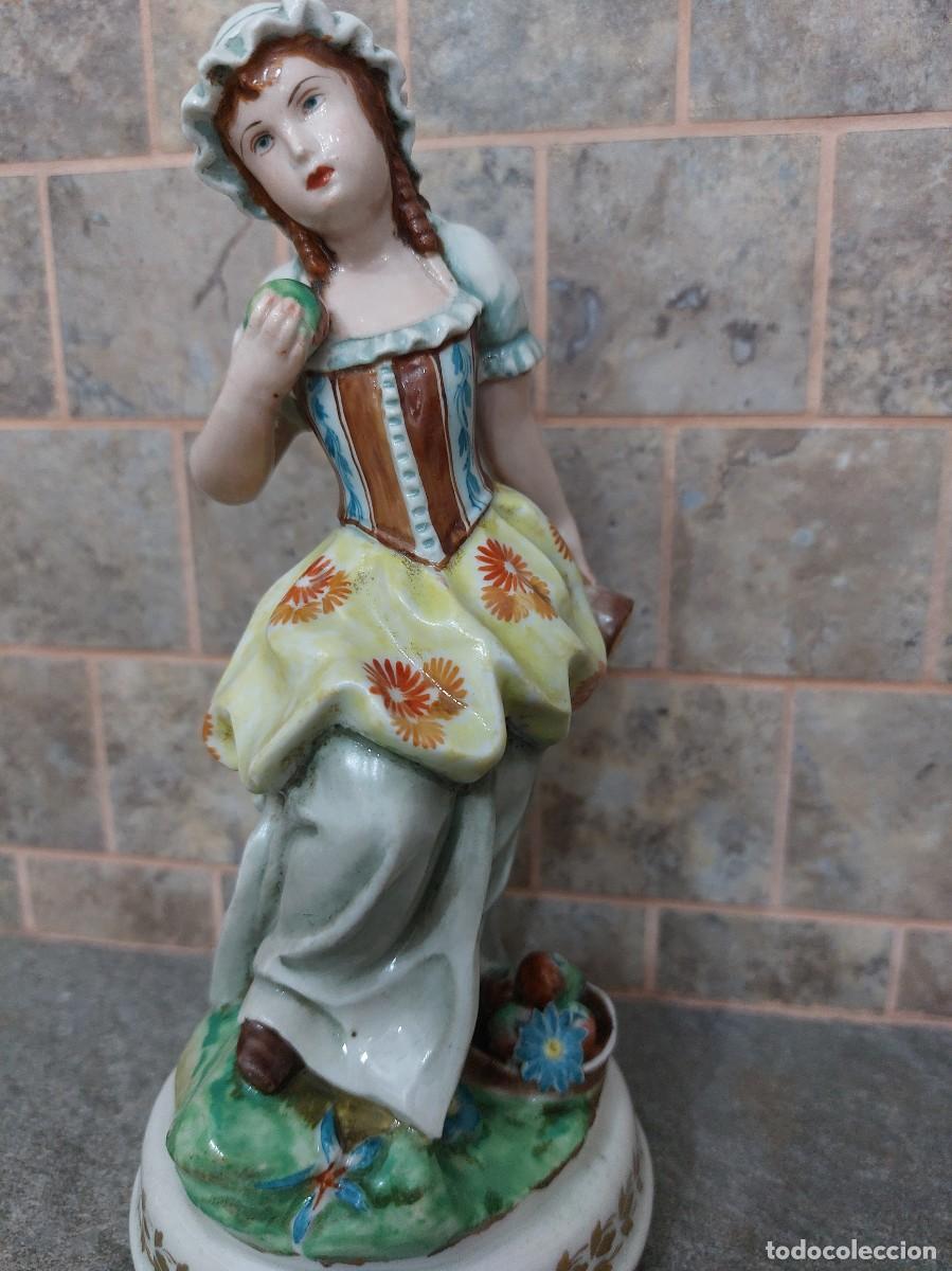 Antig&uuml;edades: Antigua Figura de Porcelana Hispania (Manises) - Mujer con Manzana y Cesta de Frutas