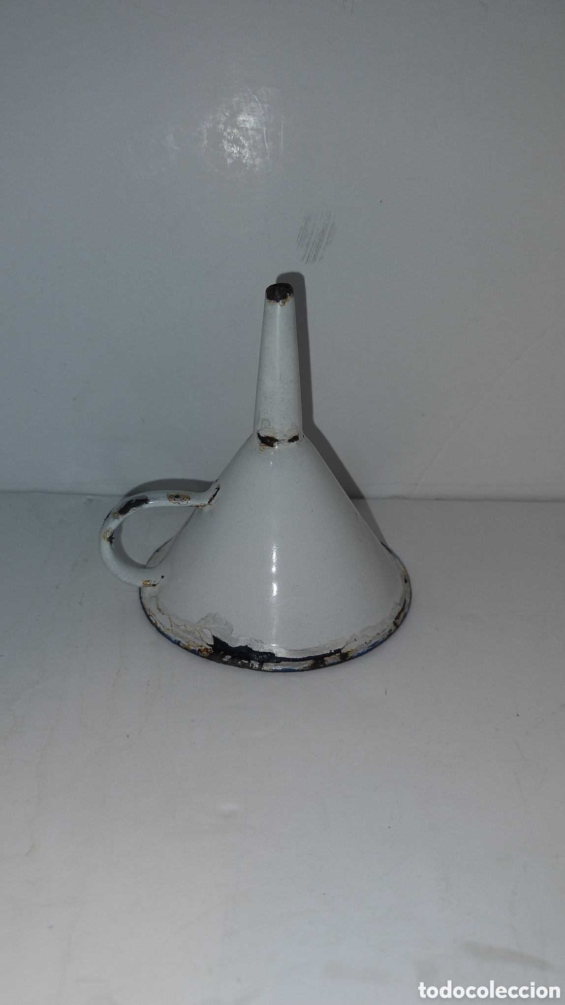 Antig&uuml;edades: Embudo hierro esmaltado en blanco - Foto 3