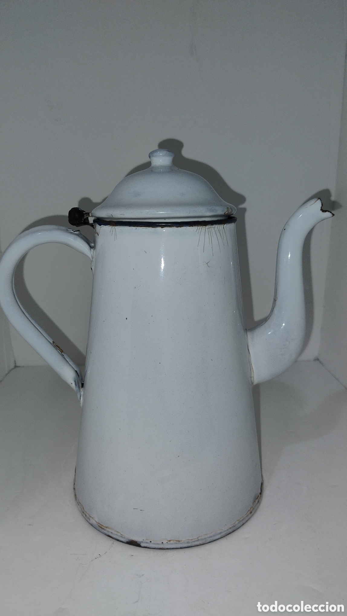 Antig&uuml;edades: Cafetera de hierro esmaltado blanco - Foto 1