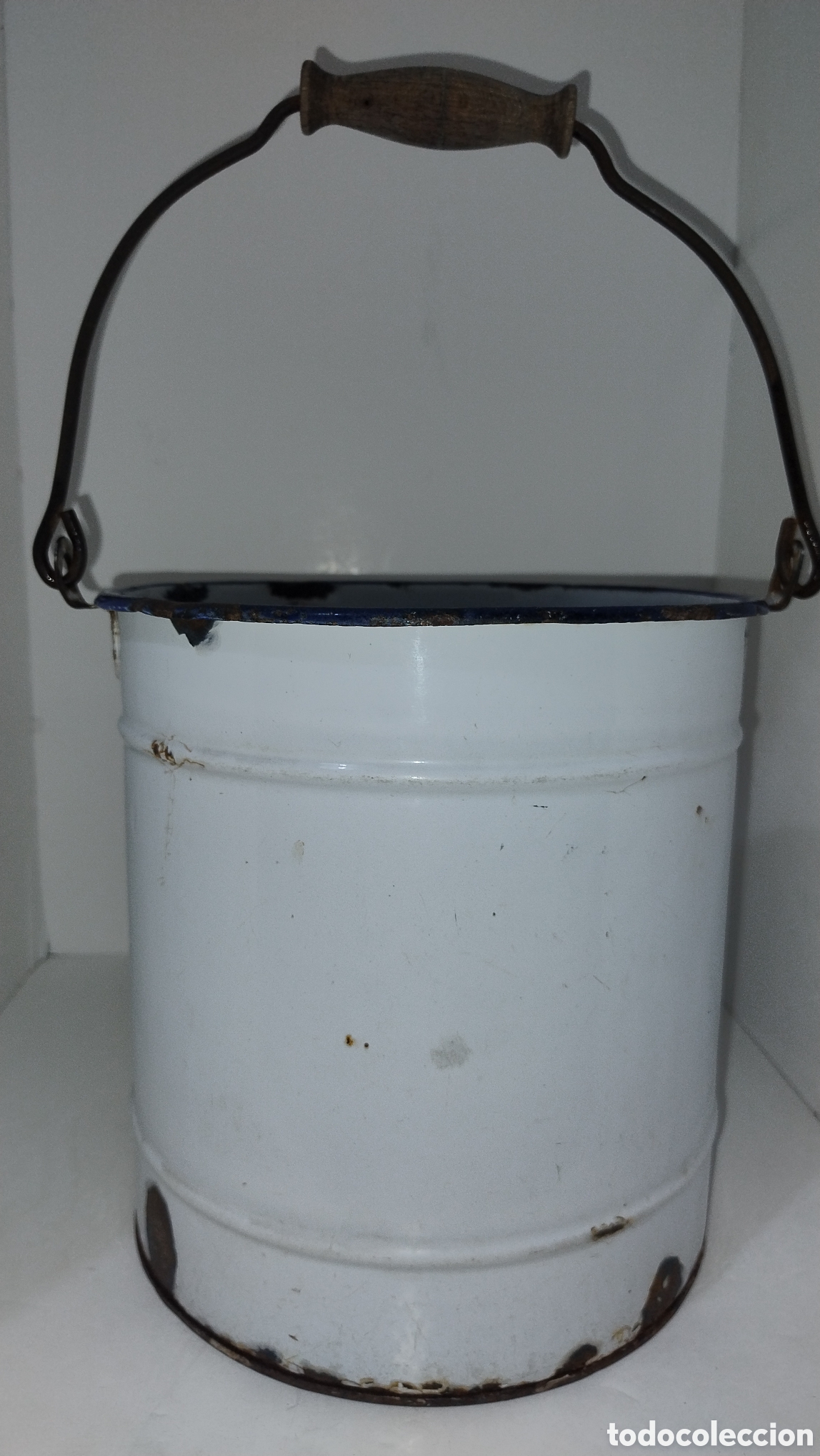 Antig&uuml;edades: Cubo de hierro esmaltado en blanco pl