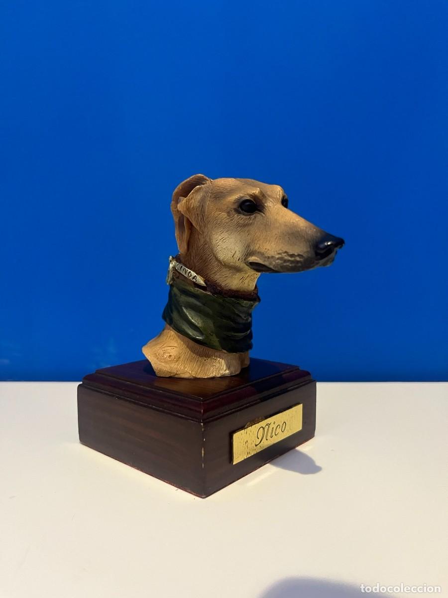 Antig&uuml;edades: Figura Busto Canino de Galgo / Lebrel - Firma Nico - Resina Policromada sobre Peana de Madera Noble