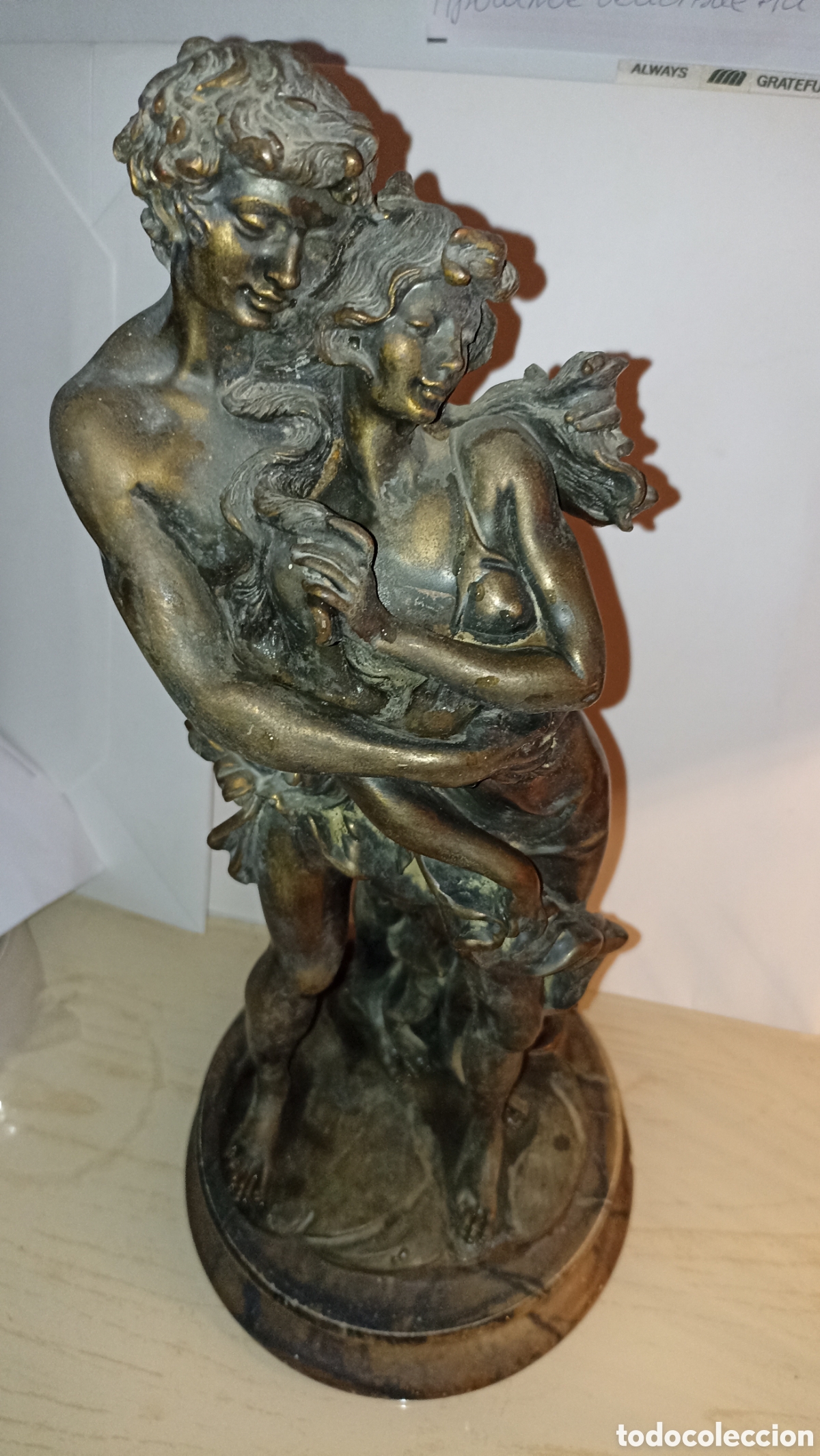 Antig&uuml;edades: Antigua Escultura de Bronce &rdquo;Los Enamorados&rdquo; sobre Peana de M&aacute;rmol &ndash; 37 cm