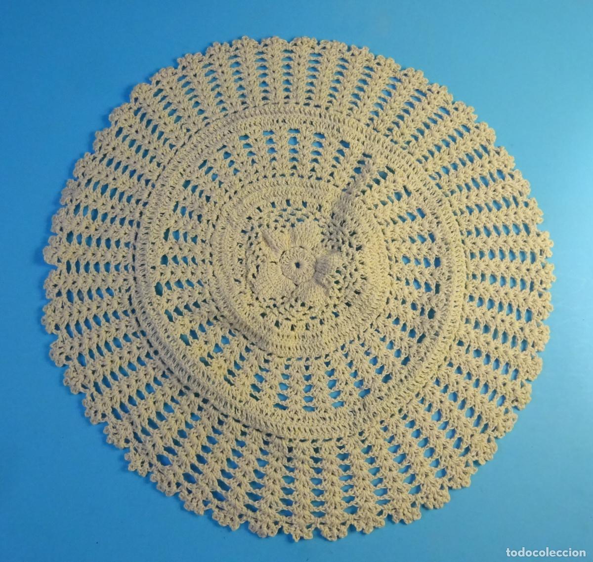 Antig&uuml;edades: TAPETE CIRCULAR DE ENCAJE TEJIDO A GANCHILLO COLOR BEIGE O CRUDO. DI&Aacute;METRO 32 CM
