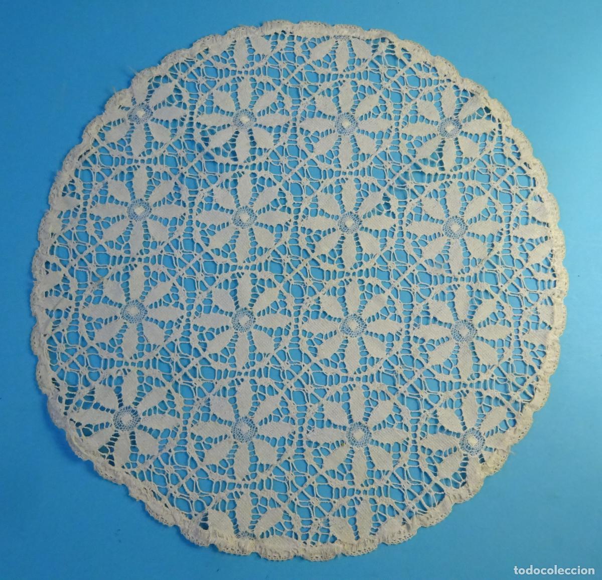 Antig&uuml;edades: TAPETE CIRCULAR DE ENCAJE TEJIDO A GANCHILLO COLOR BLANCO CRUDO. DI&Aacute;METRO 29 CM