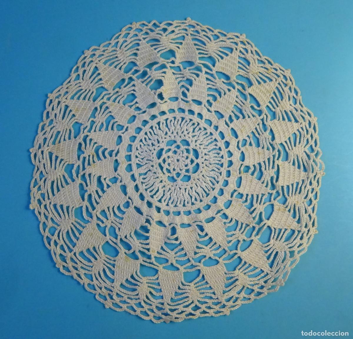 Antig&uuml;edades: TAPETE CIRCULAR DE ENCAJE TEJIDO A GANCHILLO COLOR BLANCO CRUDO. DI&Aacute;METRO 23 CM
