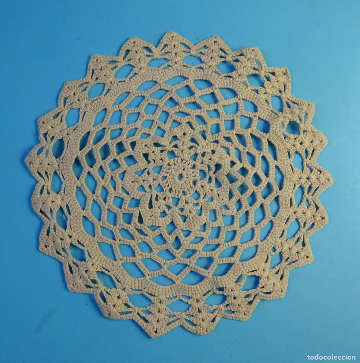 Antig&uuml;edades: TAPETE CIRCULAR DE ENCAJE TEJIDO A GANCHILLO COLOR BLANCO ROTO. DI&Aacute;METRO 20 CM