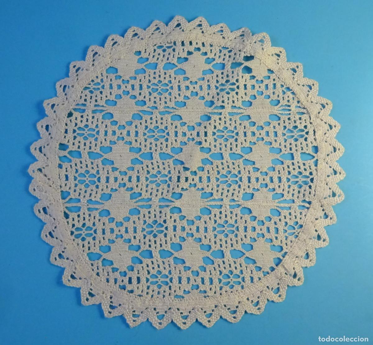Antig&uuml;edades: TAPETE CIRCULAR DE ENCAJE TEJIDO A GANCHILLO COLOR BLANCO ROTO. DI&Aacute;METRO 29 CM