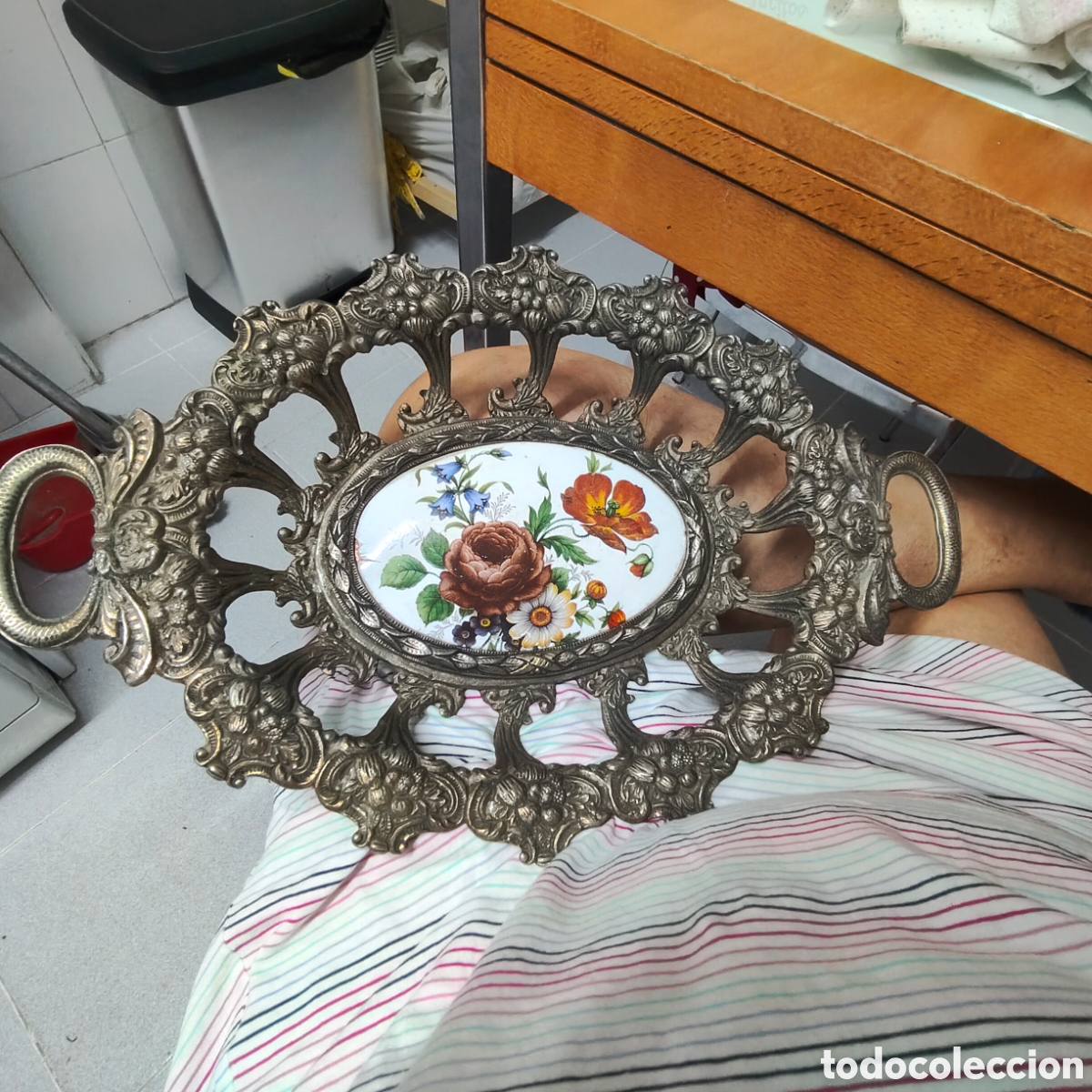 Antig&uuml;edades: Gran Frutero Centro de Mesa Ovalado. Alpaca de Fundici&oacute;n y Porcelana Floral. Marca Regal. A&ntilde;os 60/70