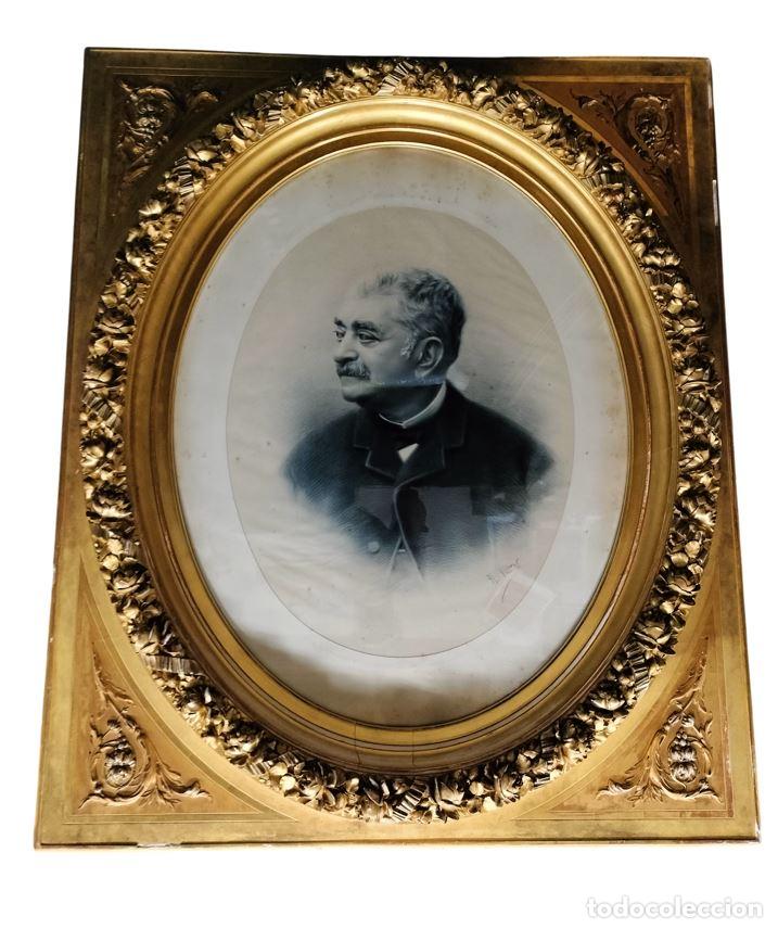 Antig&uuml;edades: MARCO ISABELINO EN MADERA Y ESTUCO DORADO. CON RETRATO DE CABALLERO AL CARB&Oacute;N. ESPA&Ntilde;A. XIX.
