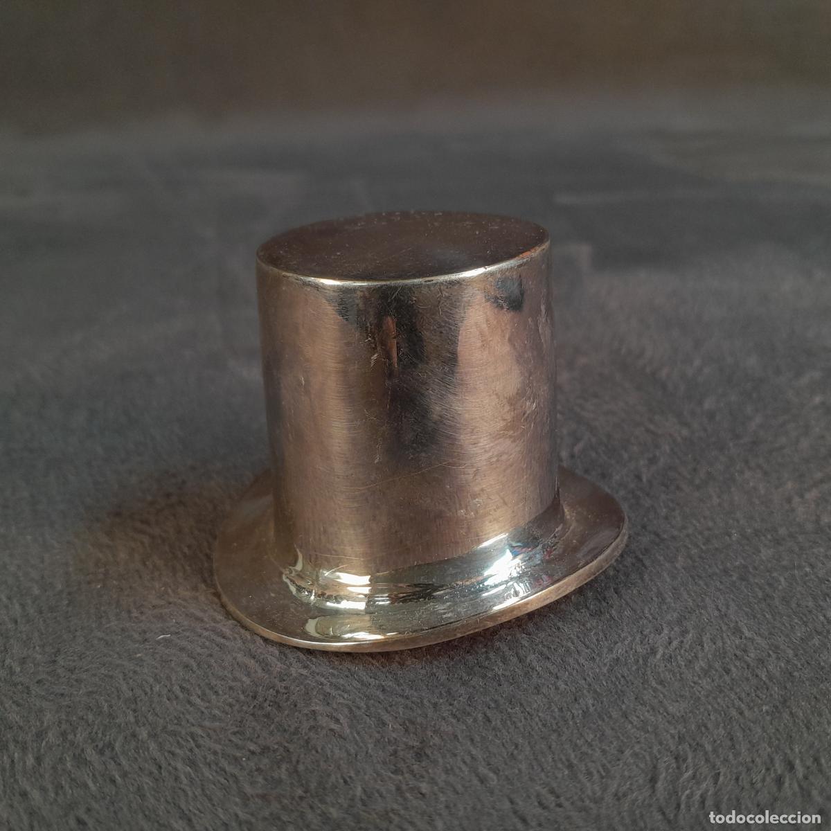 Antig&uuml;edades: ABREBOTELLAS EN FORMA DE SOMBRERO DE COPA EN METAL PLATEADO ALMAZAN. SIGLO XX