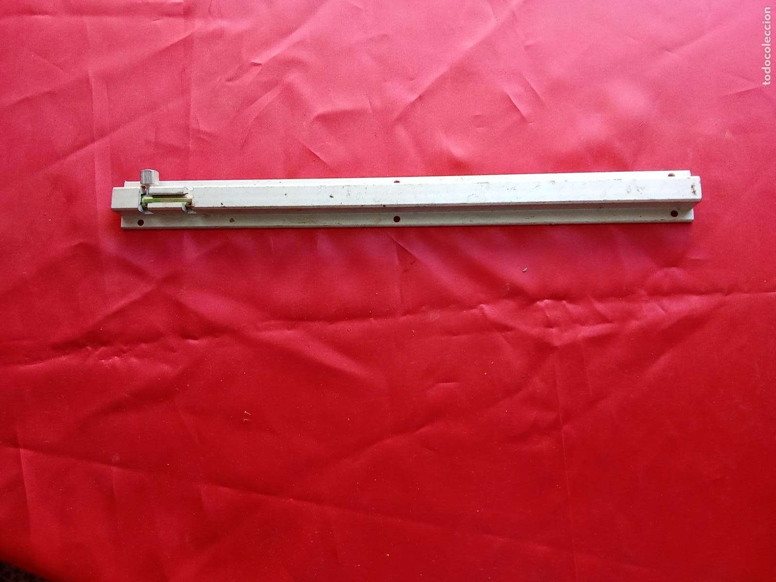 Antig&uuml;edades: Pasador de puerta de aluminio. Caja t&eacute;cnica