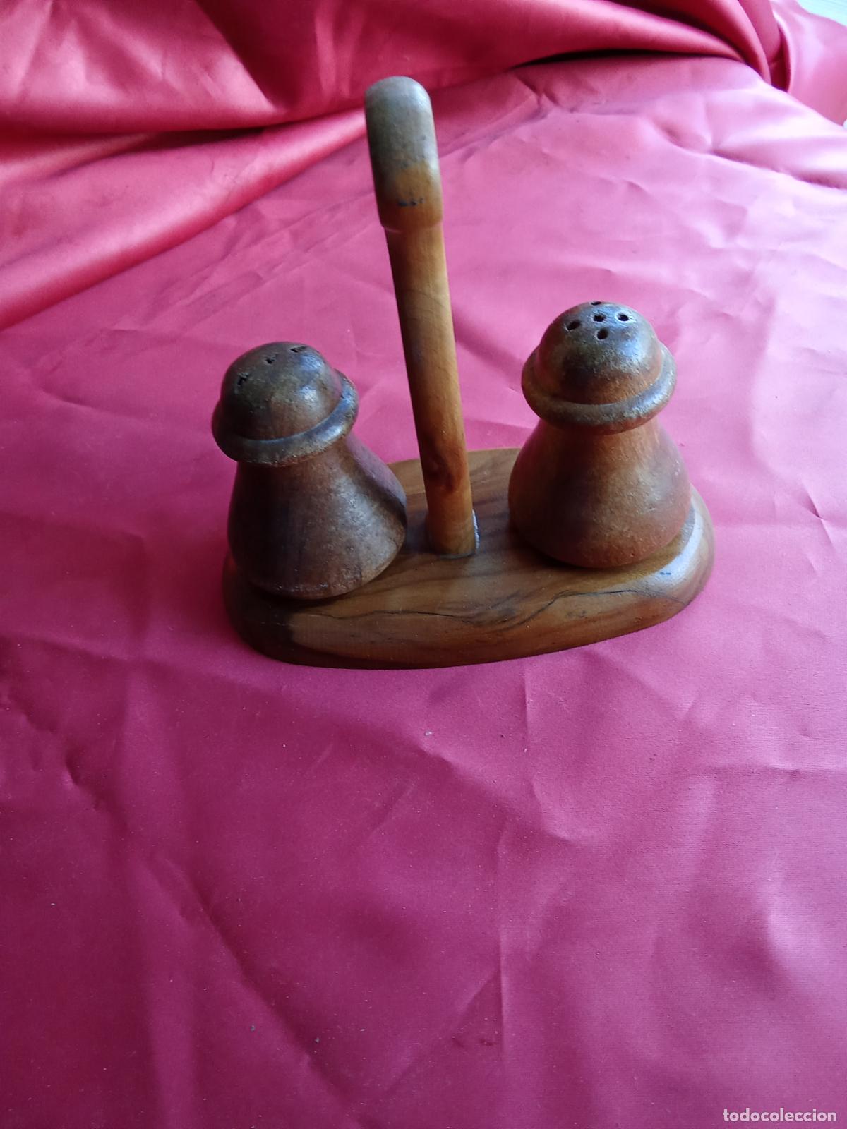 Antig&uuml;edades: Salero y pimentero de madera. Vitrina 10
