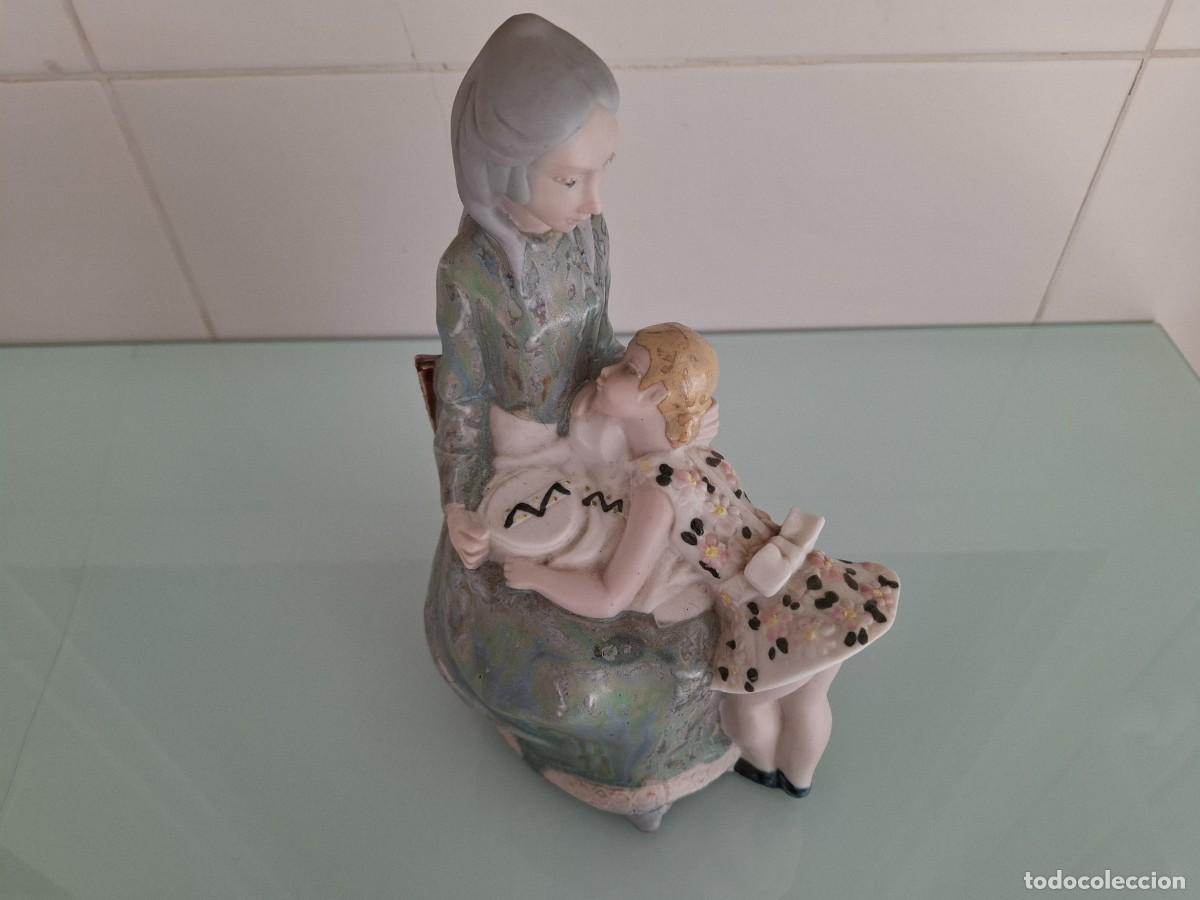 Antig&uuml;edades: ANTIGUA FIGURA DE PORCELANA PINTADA - MUJER SENTADA CON NI&Ntilde;A - FIRMA INGL&Eacute;S VALENCIA - SPAIN