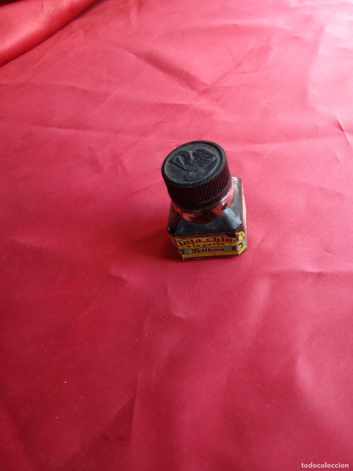 Antig&uuml;edades: Frasco de tinta china Pelikan Negro. Caj&oacute;n Tienda