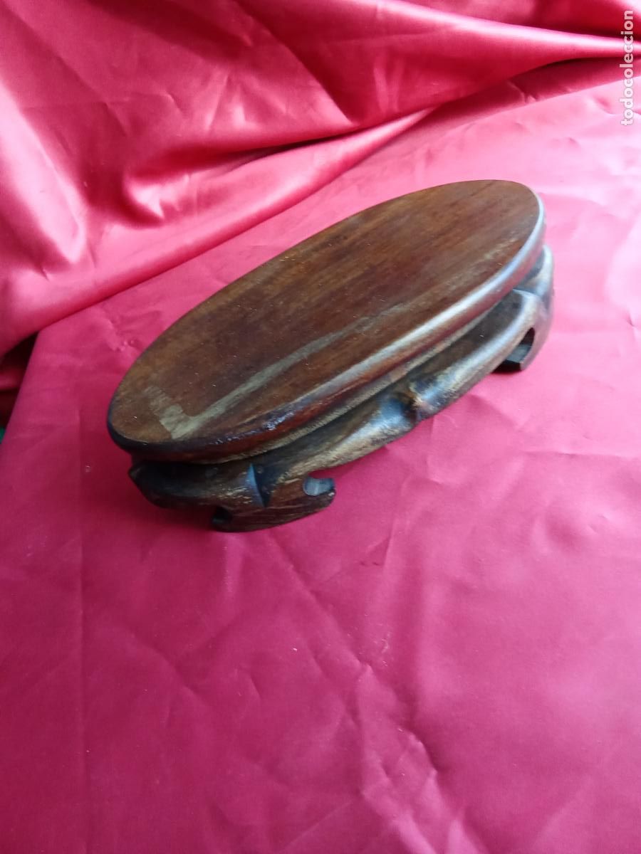 Antig&uuml;edades: Peana china de madera de forma ovalada. Vitrina 19