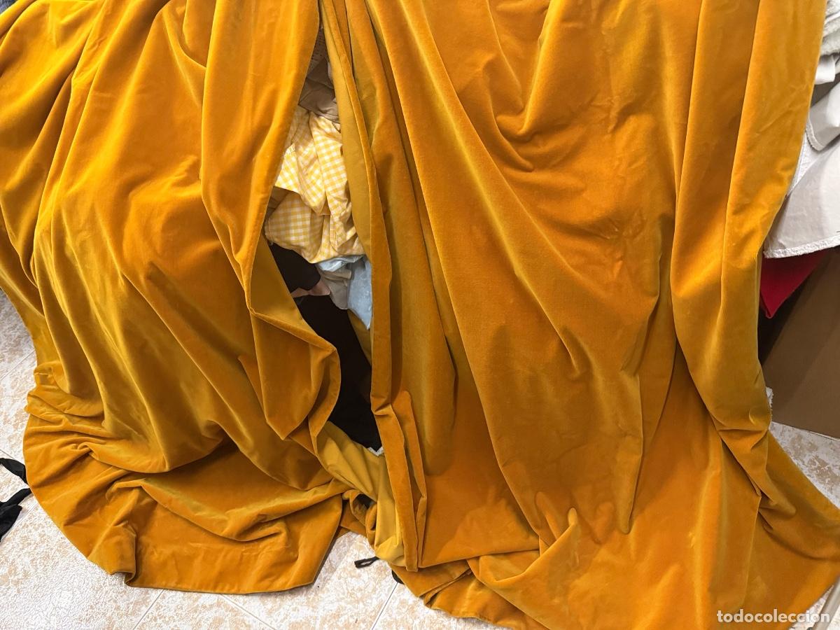 Antig&uuml;edades: Maravillosa cortina de terciopelo color mostaza. 2,30mts altura x 2,60mts ancho