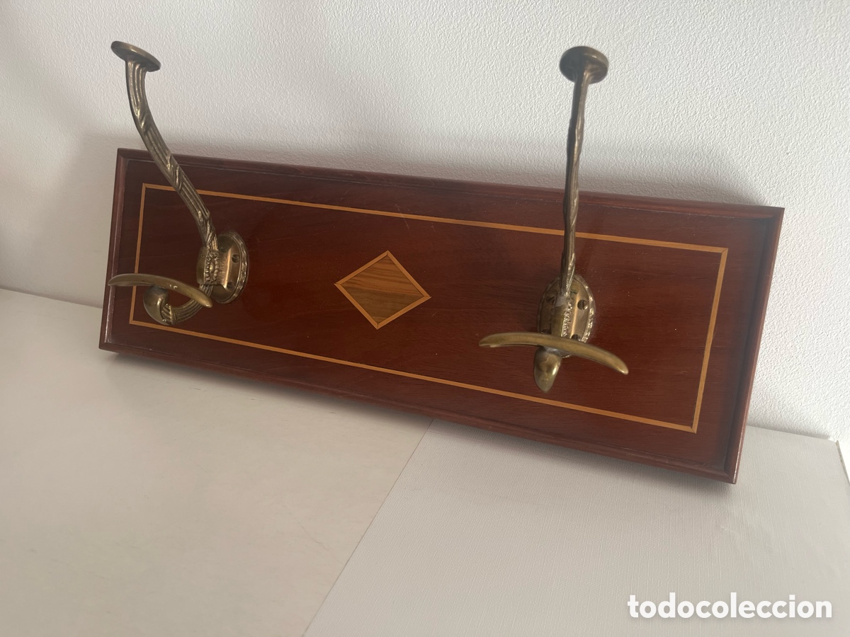 Antig&uuml;edades: Elegante percha de madera y bronce - Foto 2