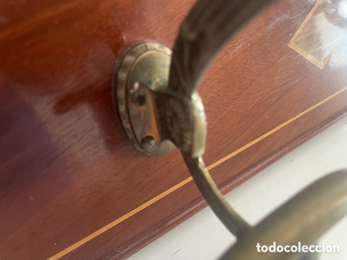 Antig&uuml;edades: Elegante percha de madera y bronce - Foto 3