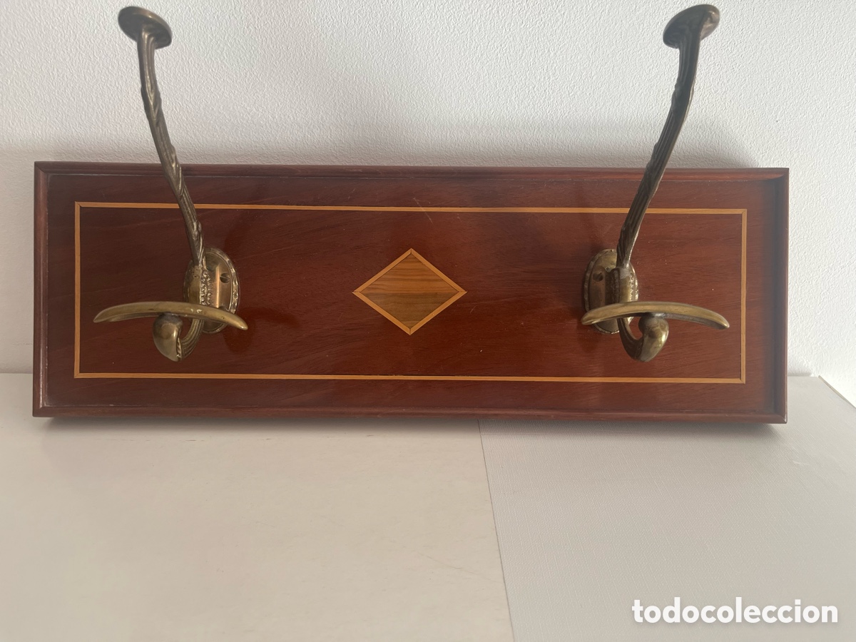 Antig&uuml;edades: Elegante percha de madera y bronce