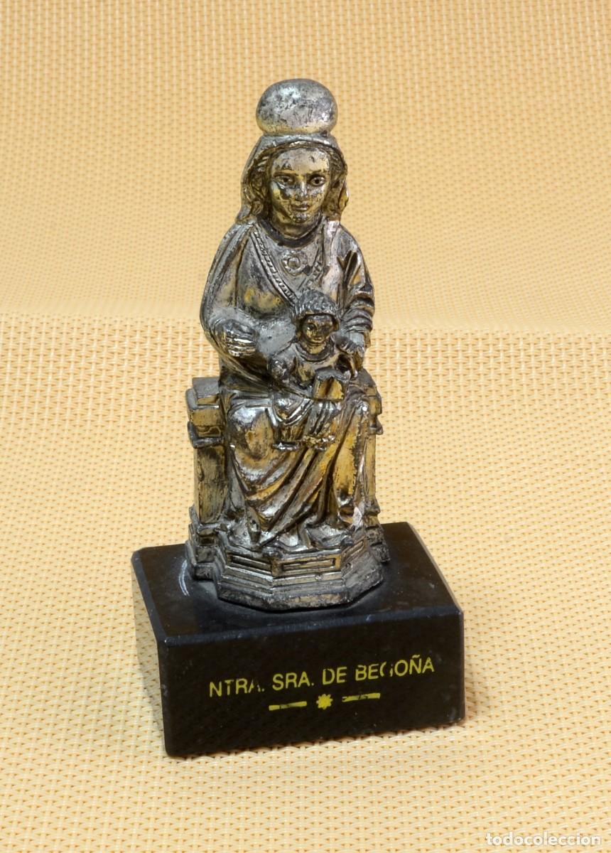 Antig&uuml;edades: Estatuilla met&aacute;lica de Nuestra Se&ntilde;ora de Bego&ntilde;a con el Ni&ntilde;o Jes&uacute;s, base de m&aacute;rmol o s&iacute;mil negro